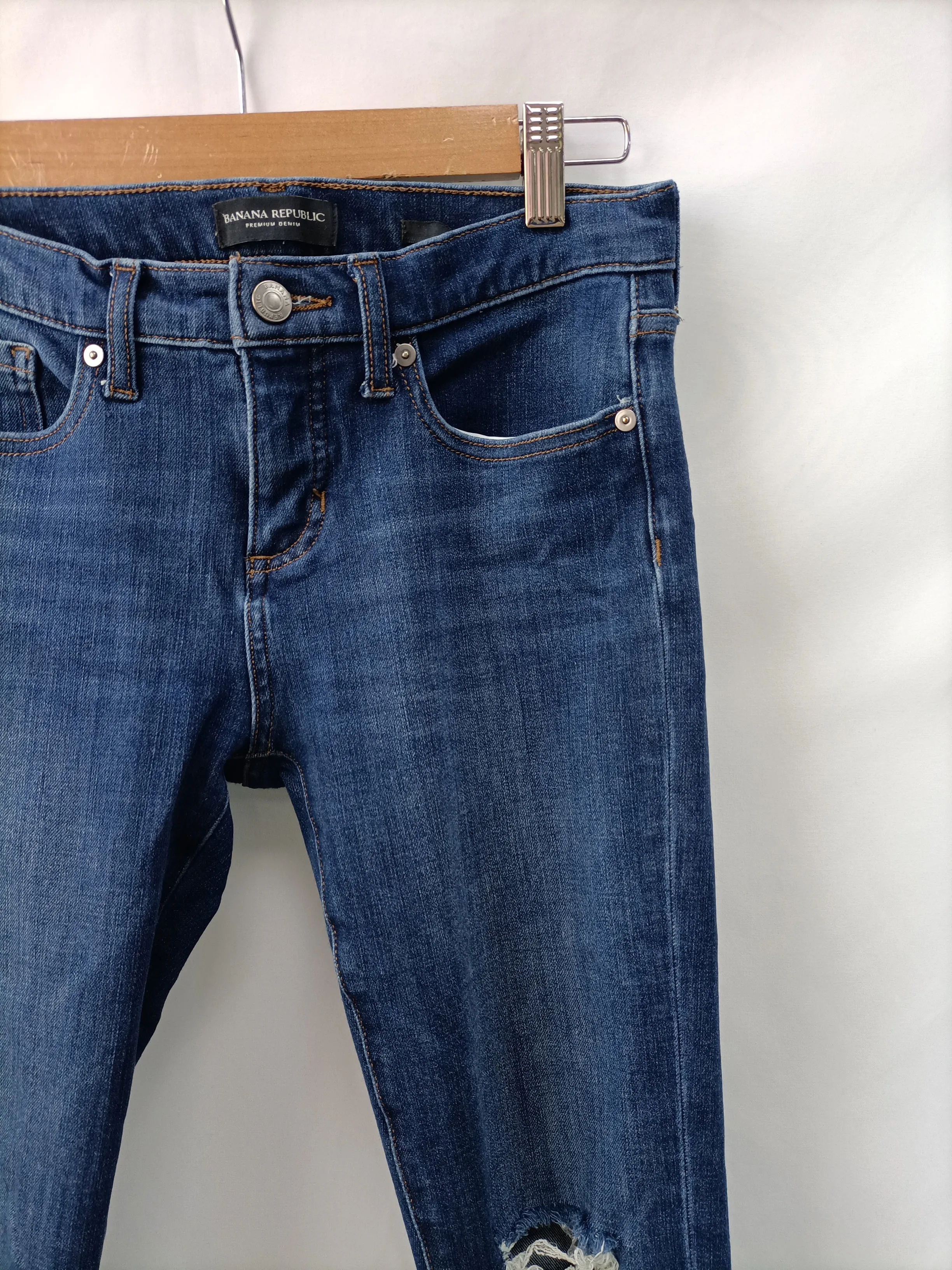 BANANA REPUBLIC. Pantalón denim roto T.26(36)