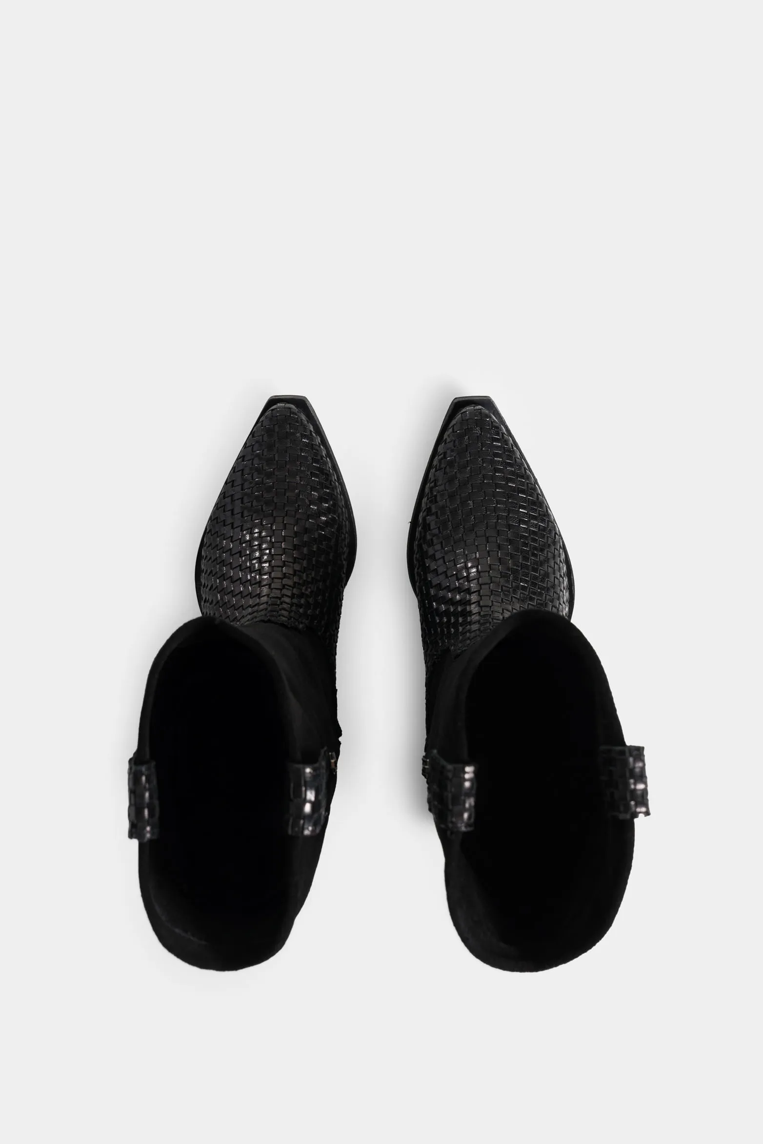 Botas gobi de cuero liso y gamuza para mujer chapetas tejidas
