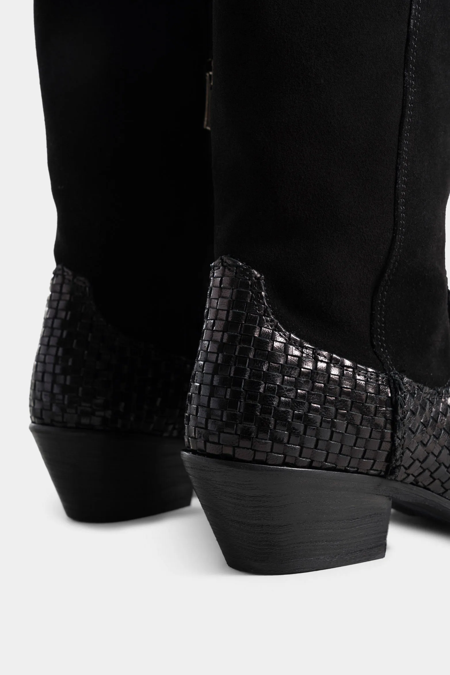 Botas gobi de cuero liso y gamuza para mujer chapetas tejidas