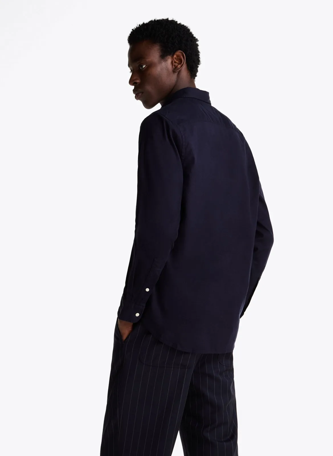 Camisa de mezcla de algodón orgánico con cuello clásico en azul