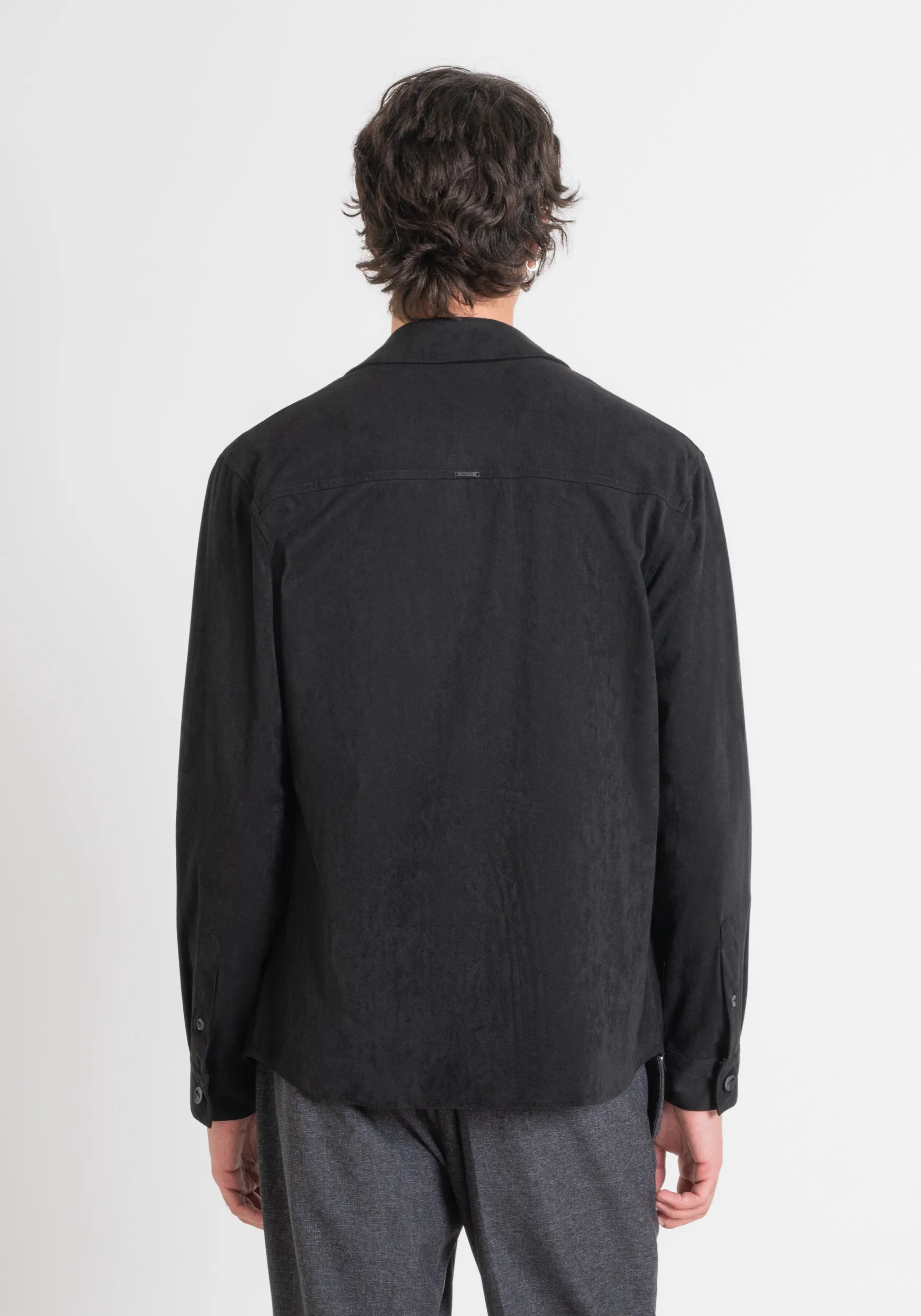 CAMISA REGULAR FIT CON CORTE RECTO Y TEJIDO EFECTO ANTE