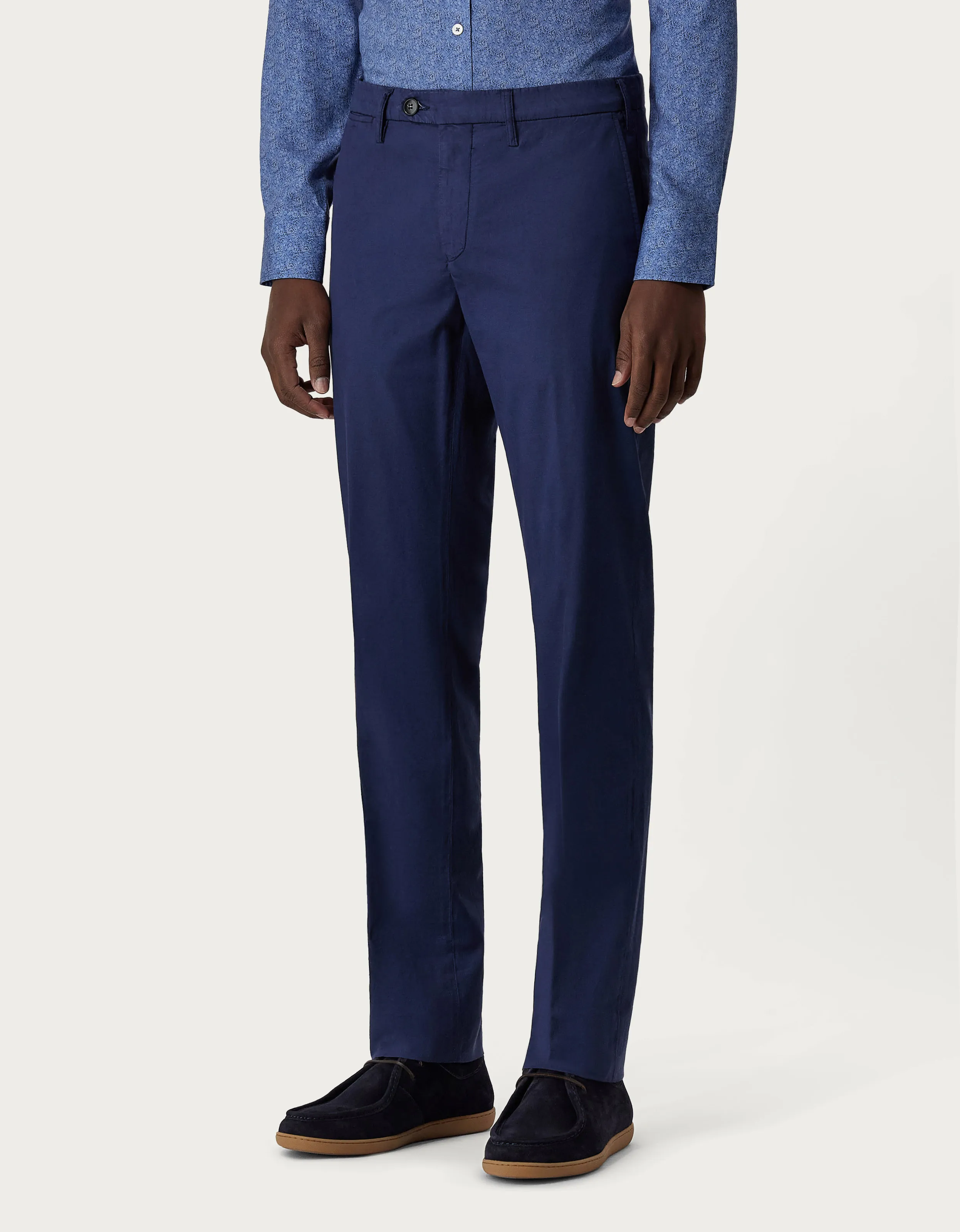 Chinos de sarga de algodón y seda teñida en prenda azul marino 
