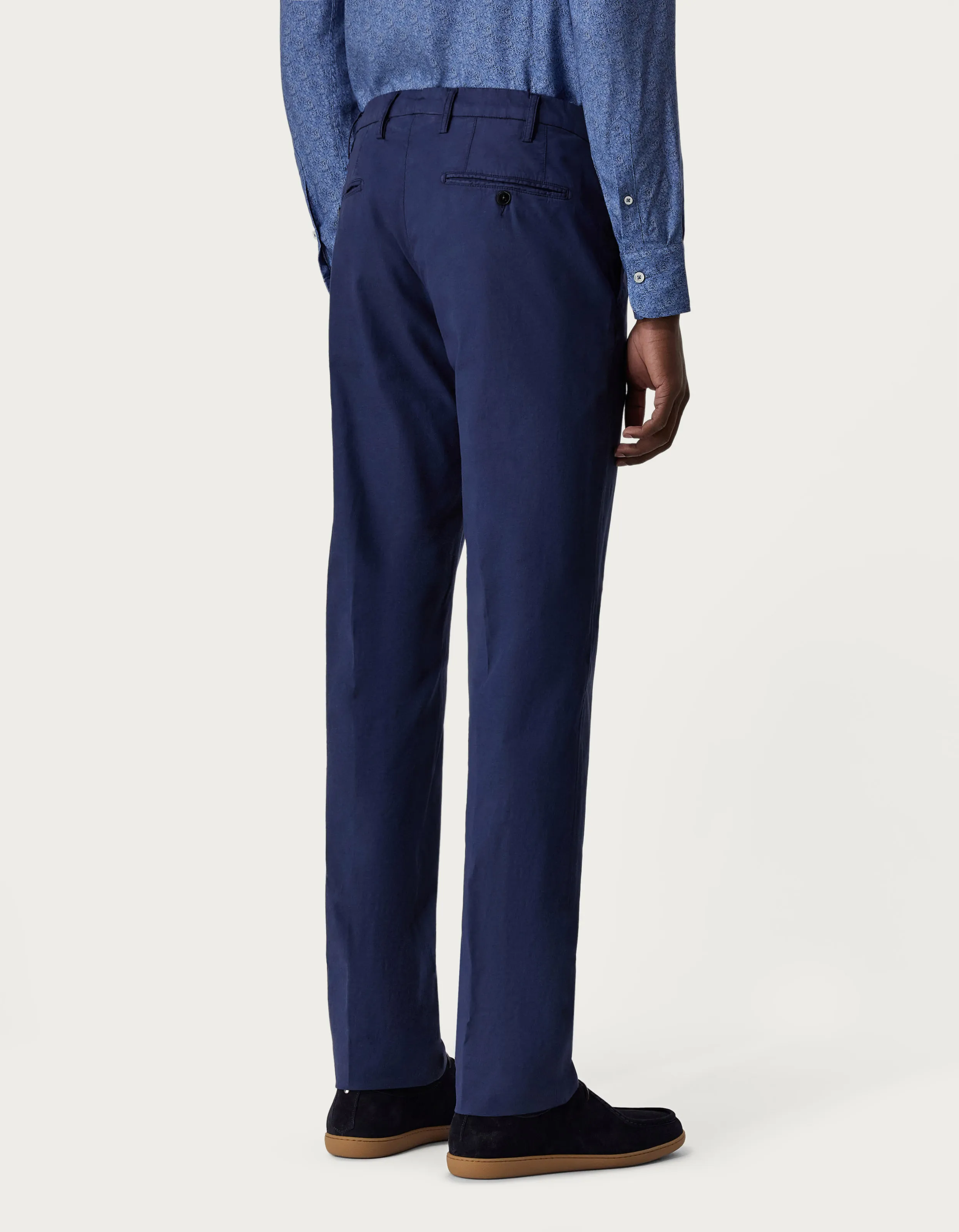 Chinos de sarga de algodón y seda teñida en prenda azul marino 