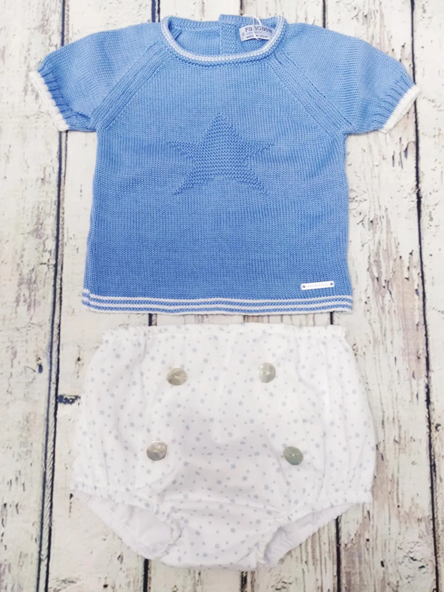 Conjunto de bebé niño de Pangasa.