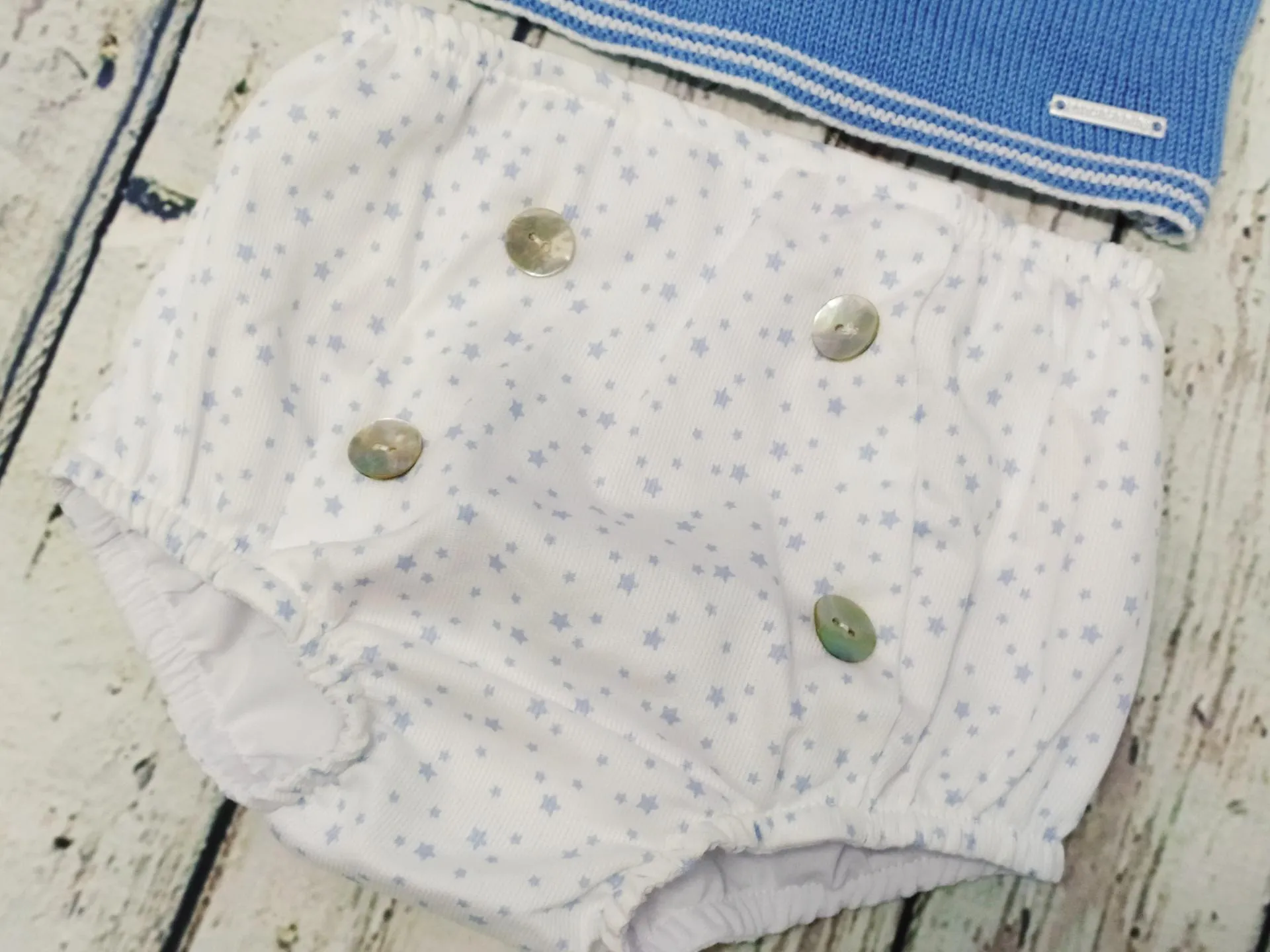 Conjunto de bebé niño de Pangasa.