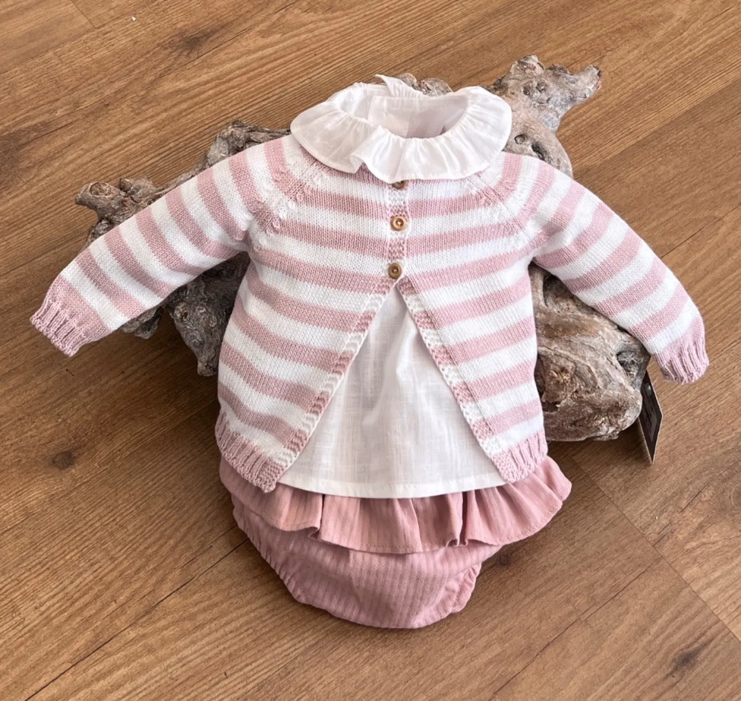 Conjunto para niña tres piezas. Piedra de sol