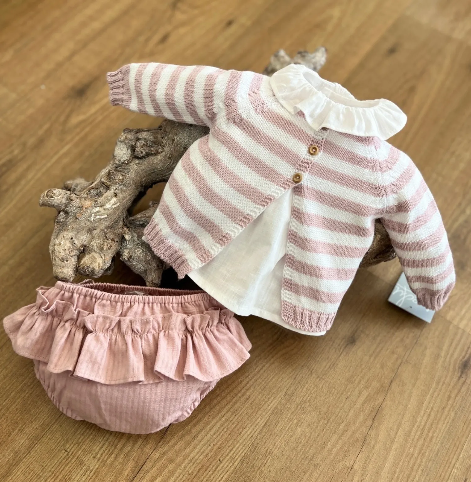 Conjunto para niña tres piezas. Piedra de sol