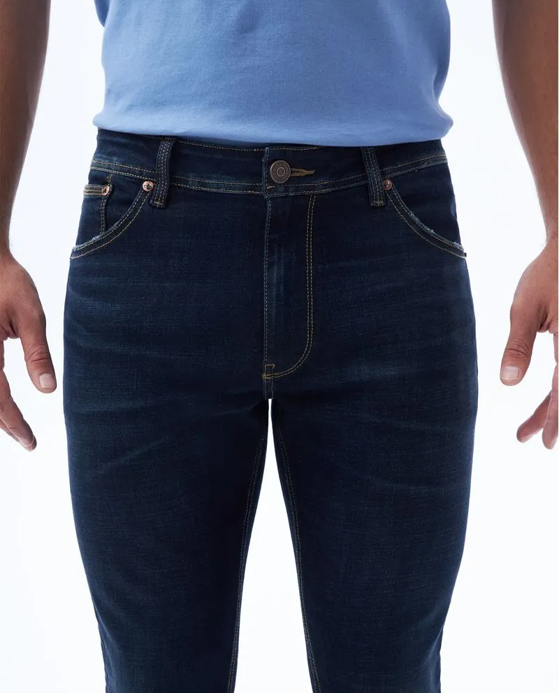 Jean Tapered fit tono oscuro para hombre