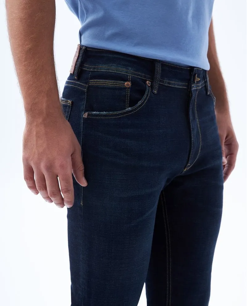 Jean Tapered fit tono oscuro para hombre