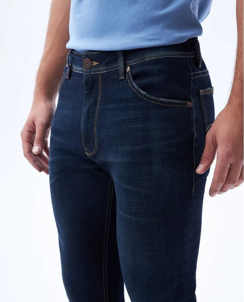 Jean Tapered fit tono oscuro para hombre