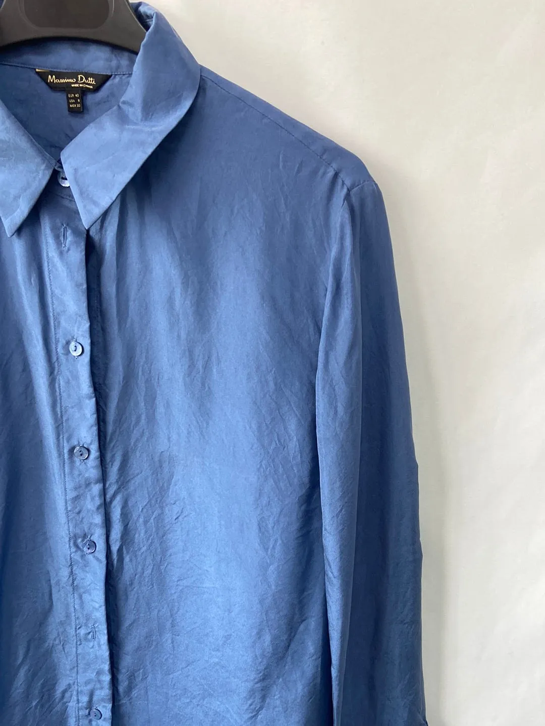 MASSIMO DUTTI.Camisa azul seda T.40