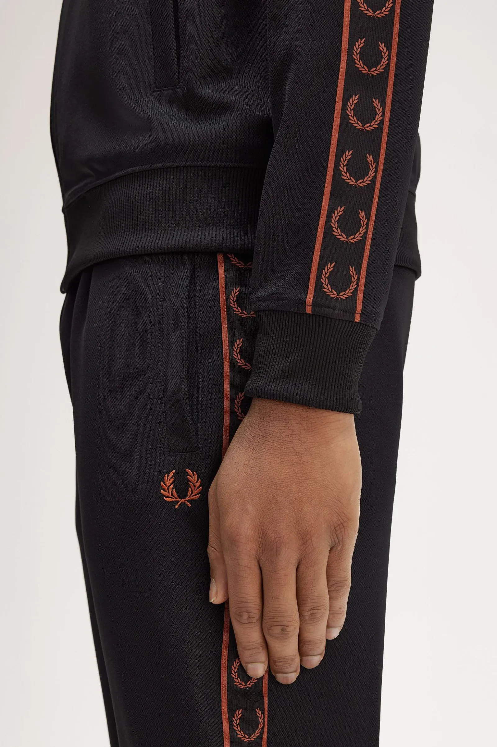 Pantalones de chándal con cinta deportiva en contraste