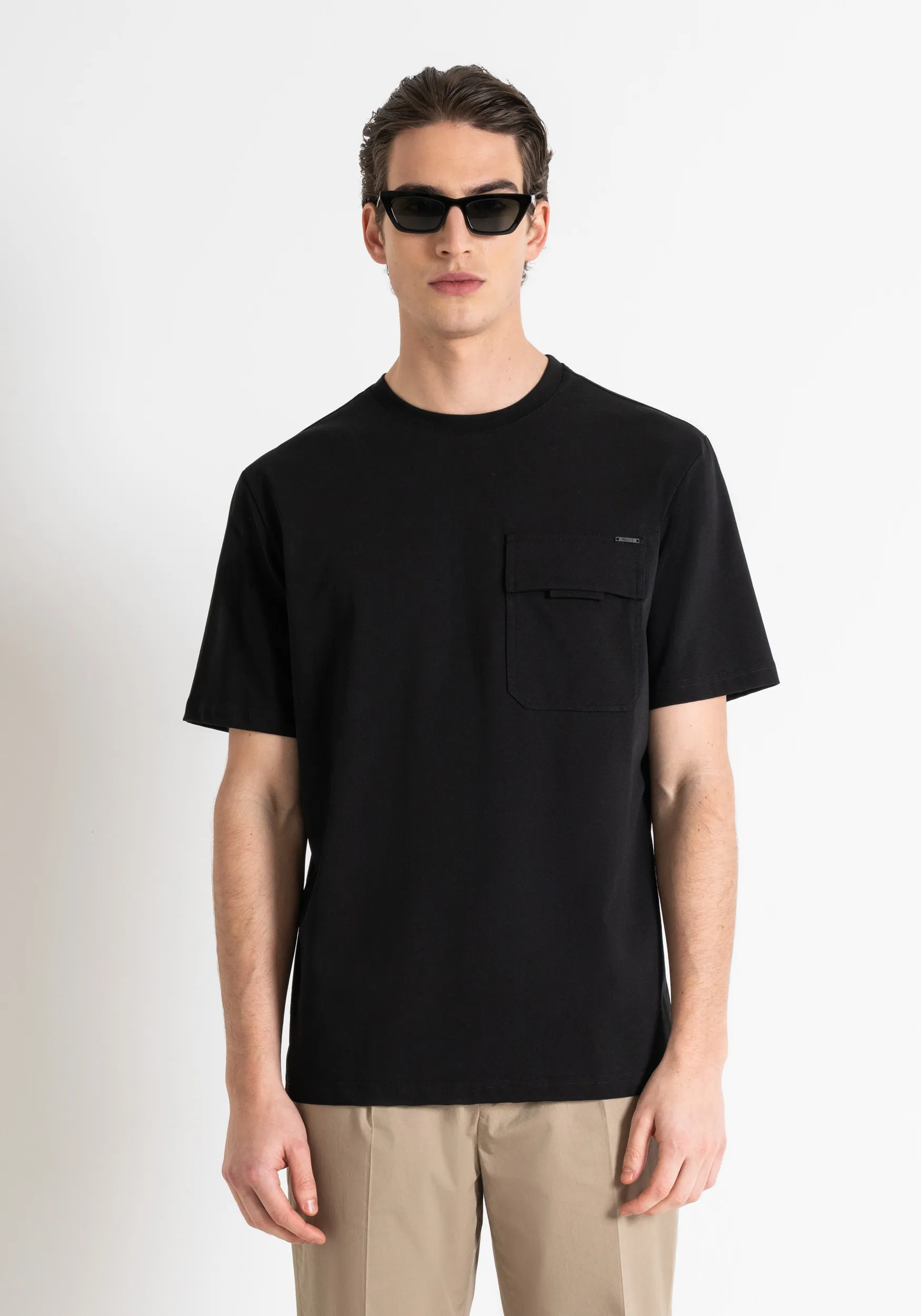 RELAXED FIT COTTON TSHIRT WITH LOGO PLAQUE