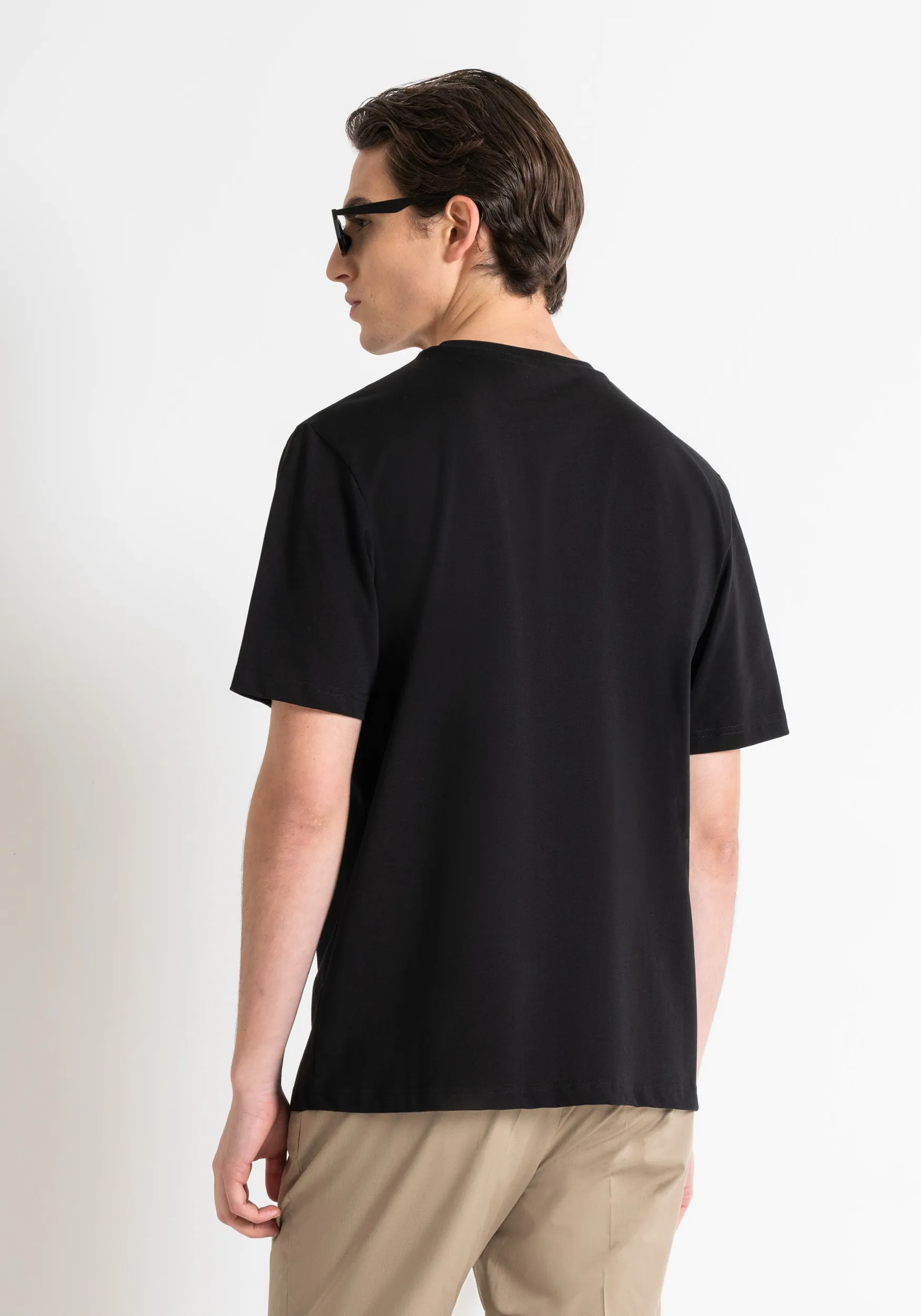 RELAXED FIT COTTON TSHIRT WITH LOGO PLAQUE