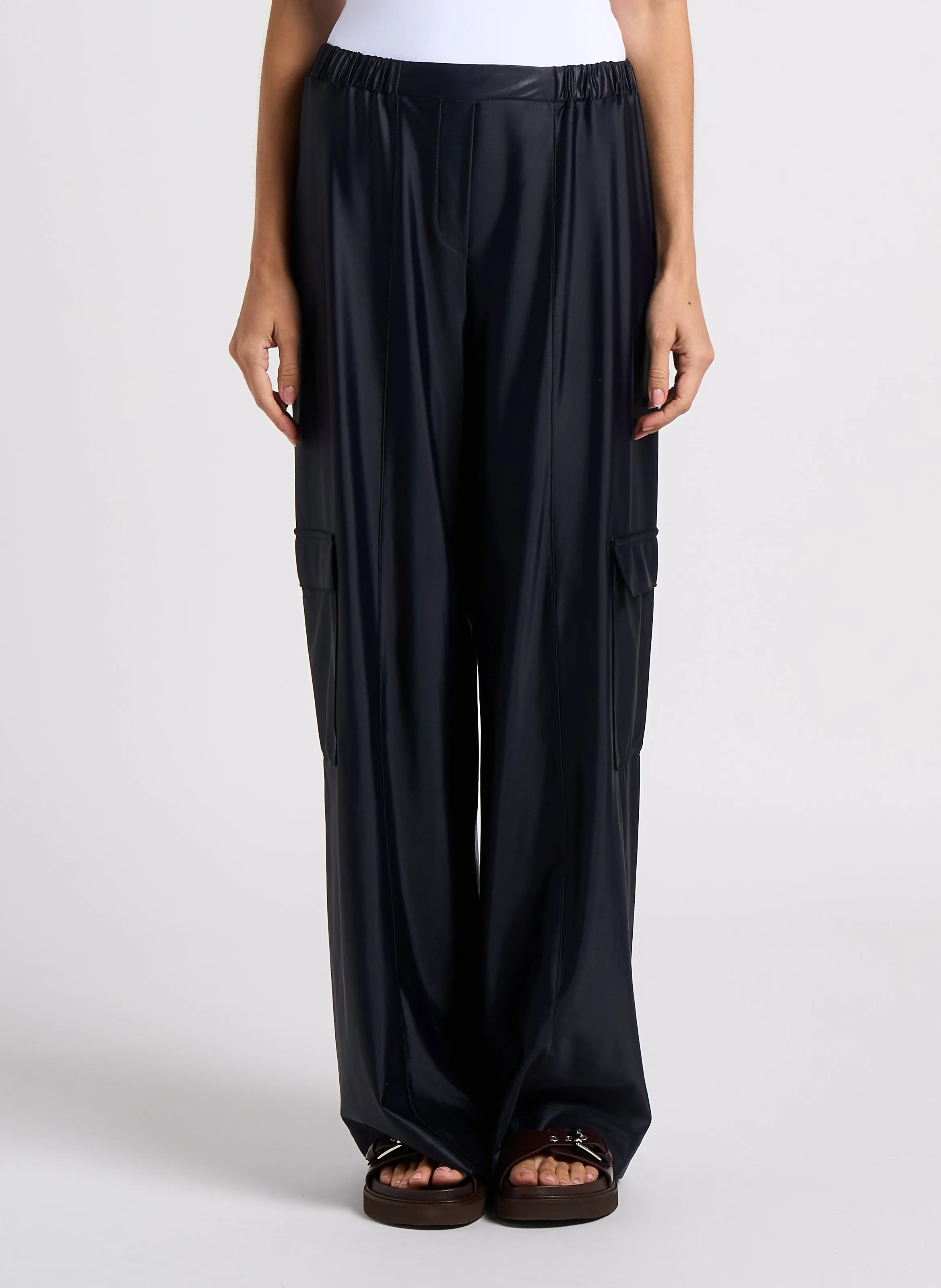 TESEO  PANTALóN RECTO SATINADO EN NEGRO