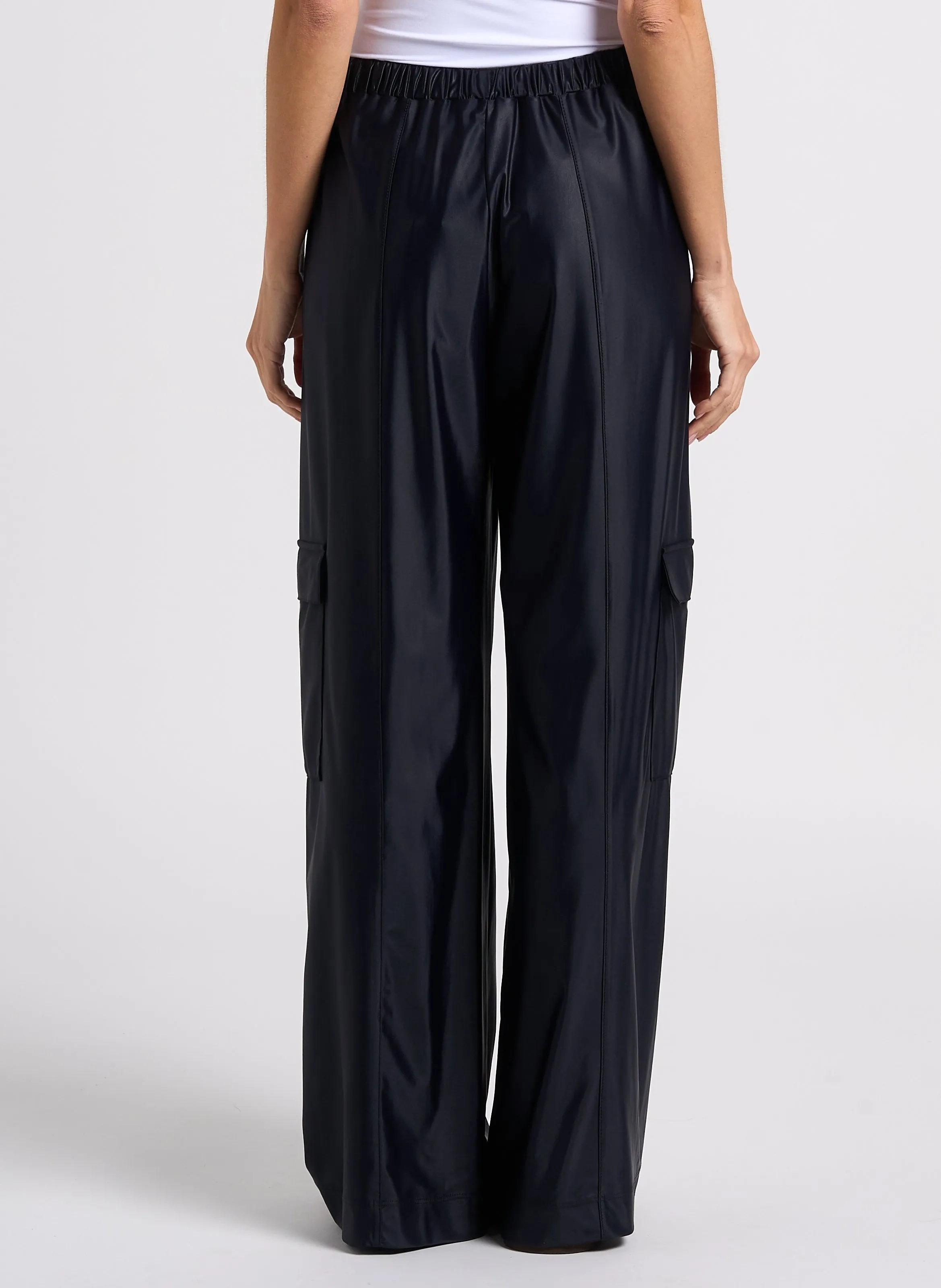 TESEO  PANTALóN RECTO SATINADO EN NEGRO