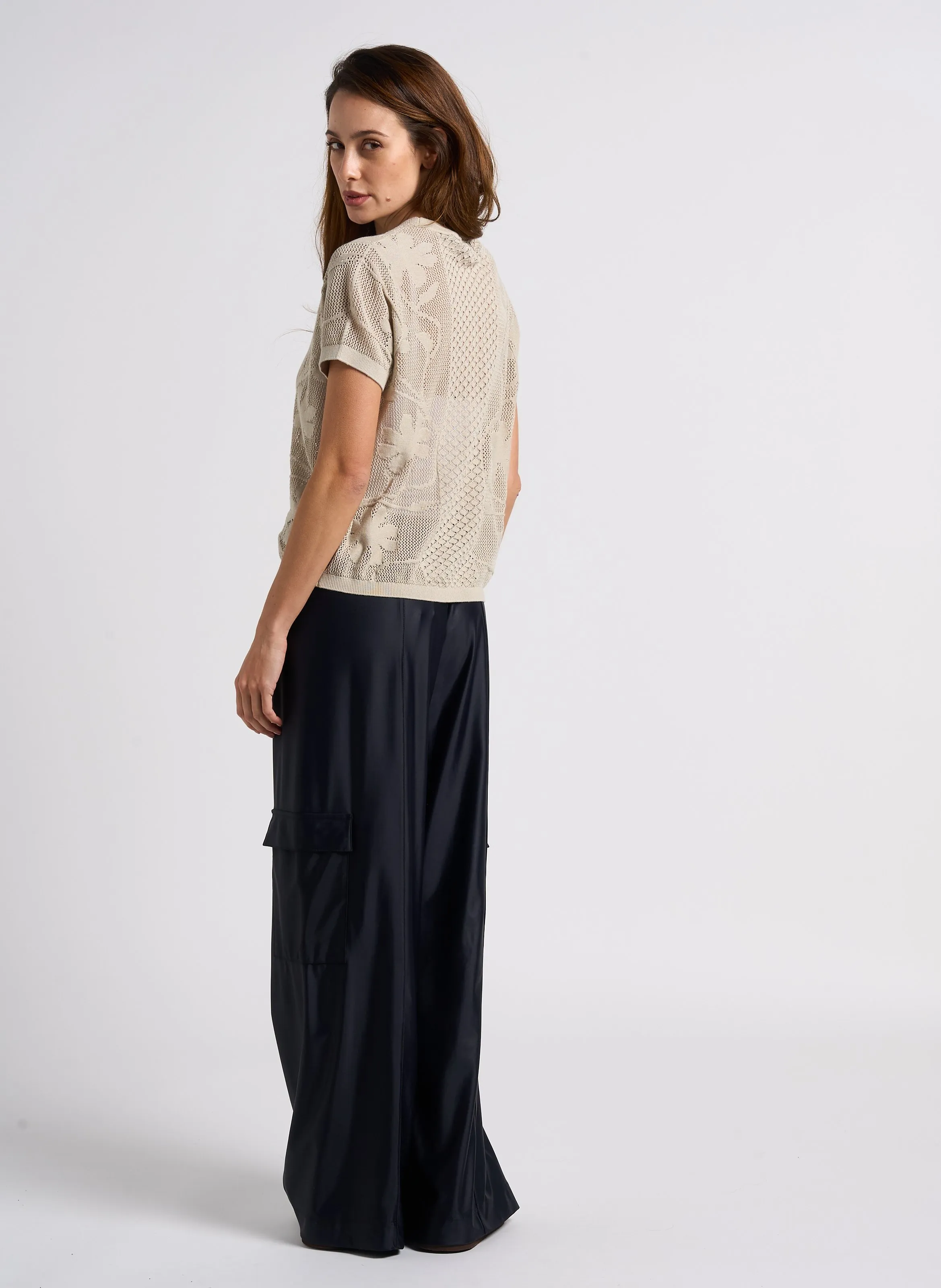 TESEO  PANTALóN RECTO SATINADO EN NEGRO