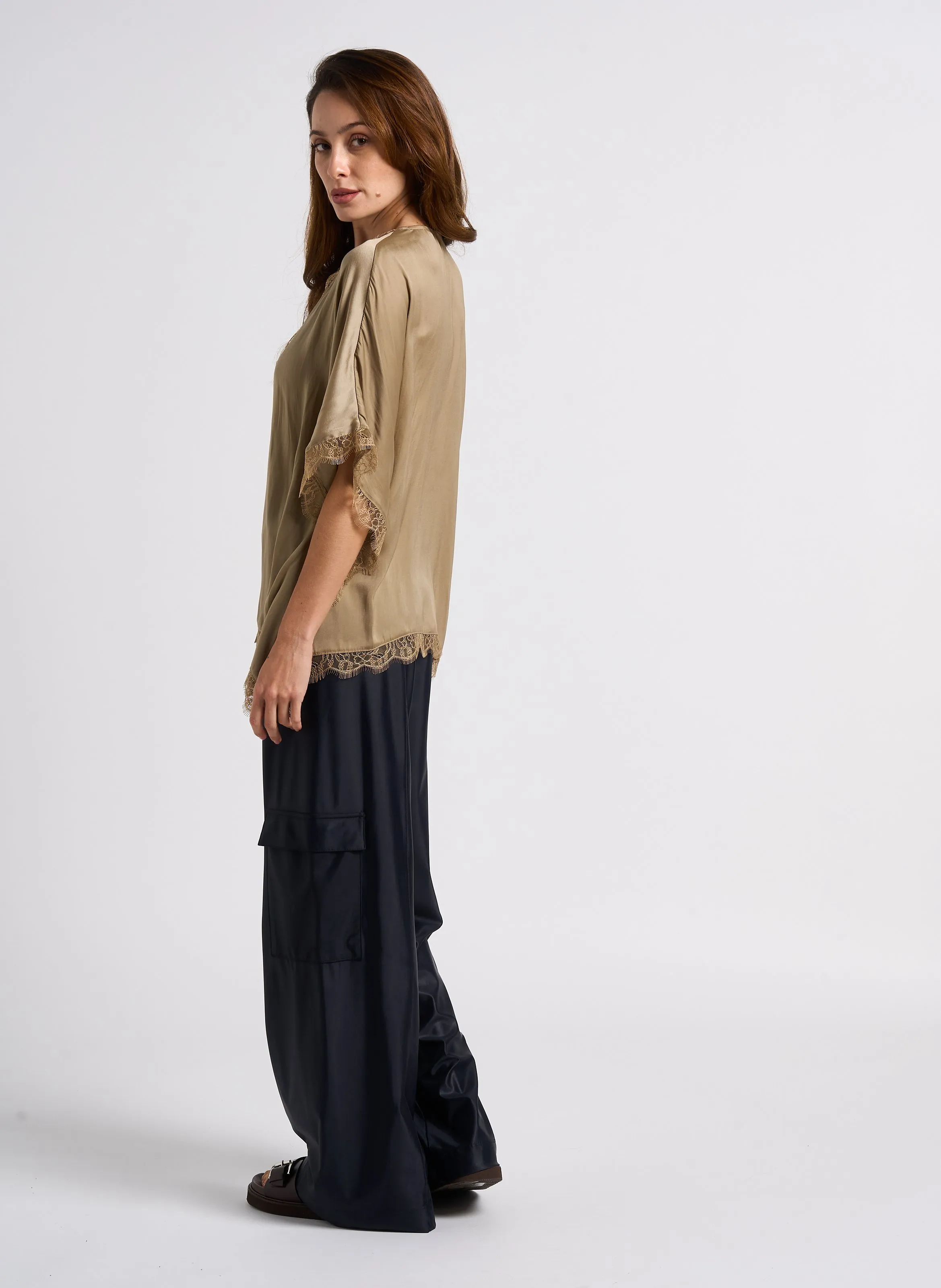 TESEO  PANTALóN RECTO SATINADO EN NEGRO