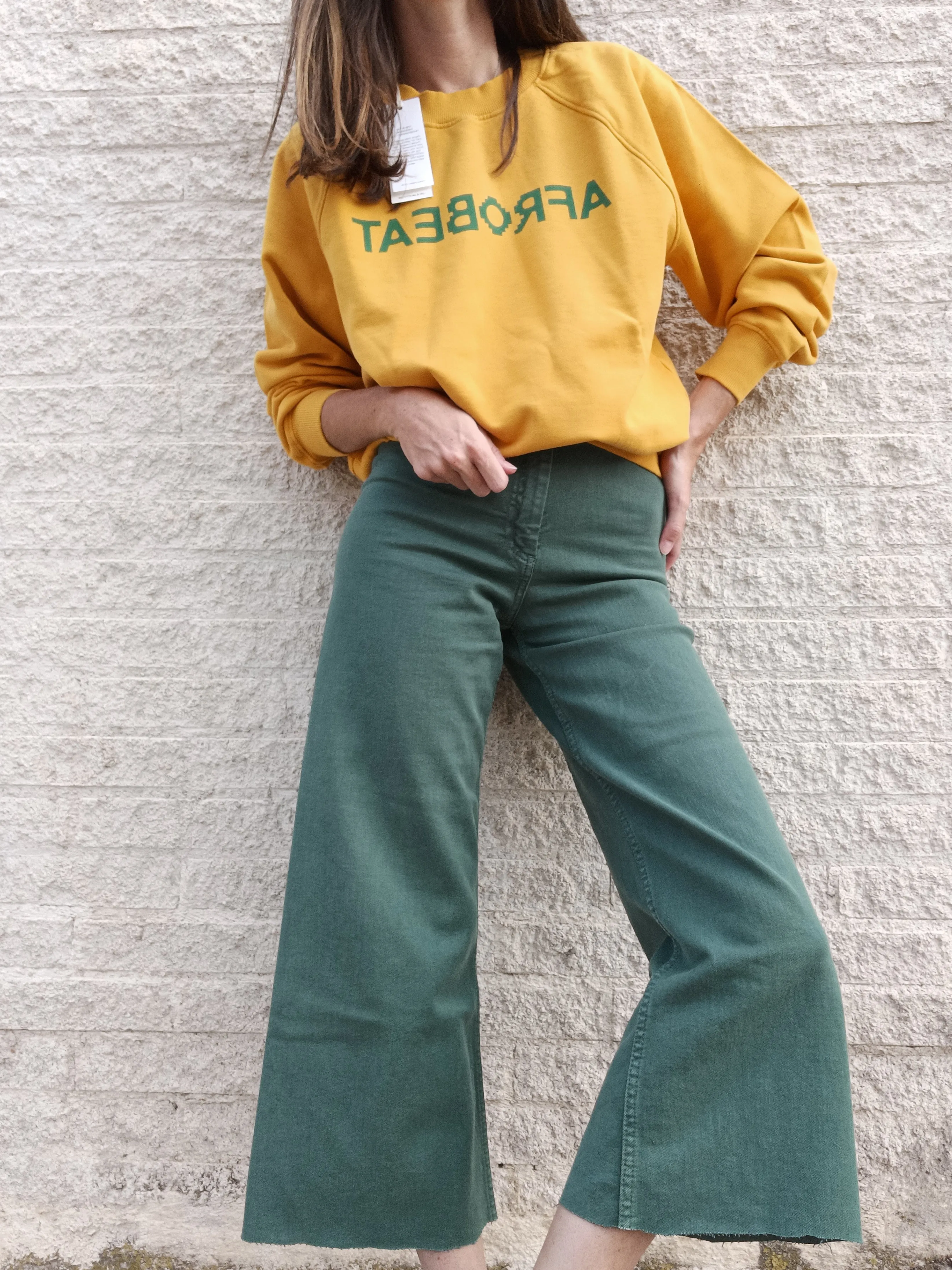 THINKING MU. Sudadera mostaza letras T.s