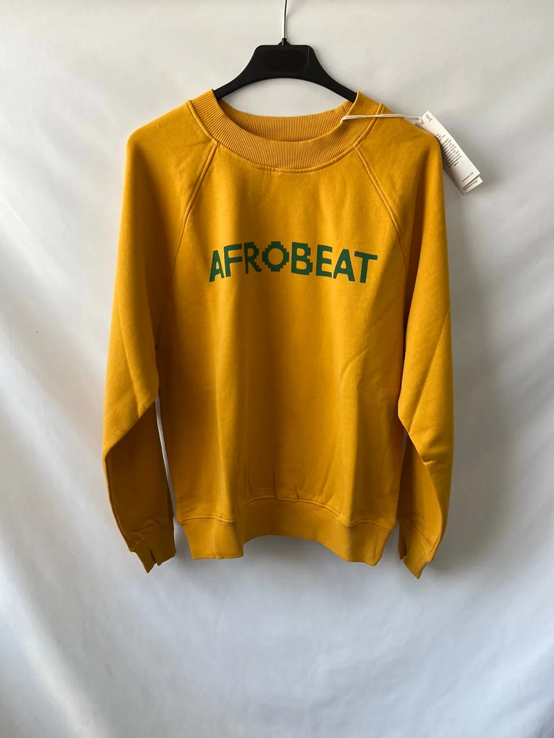 THINKING MU. Sudadera mostaza letras T.s
