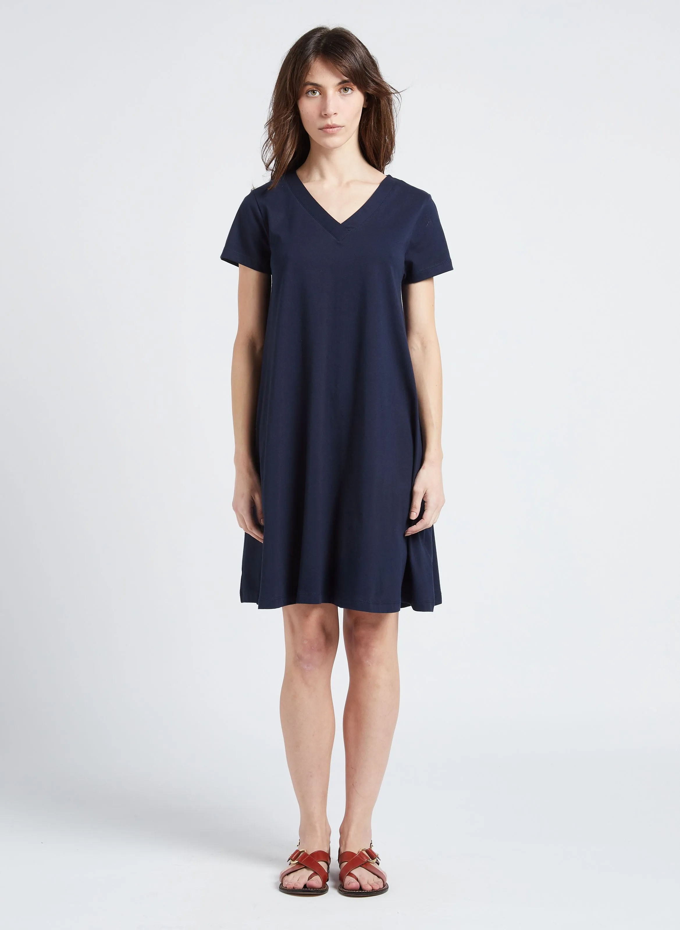 Vestido corto de algodón con cuello de pico en azul