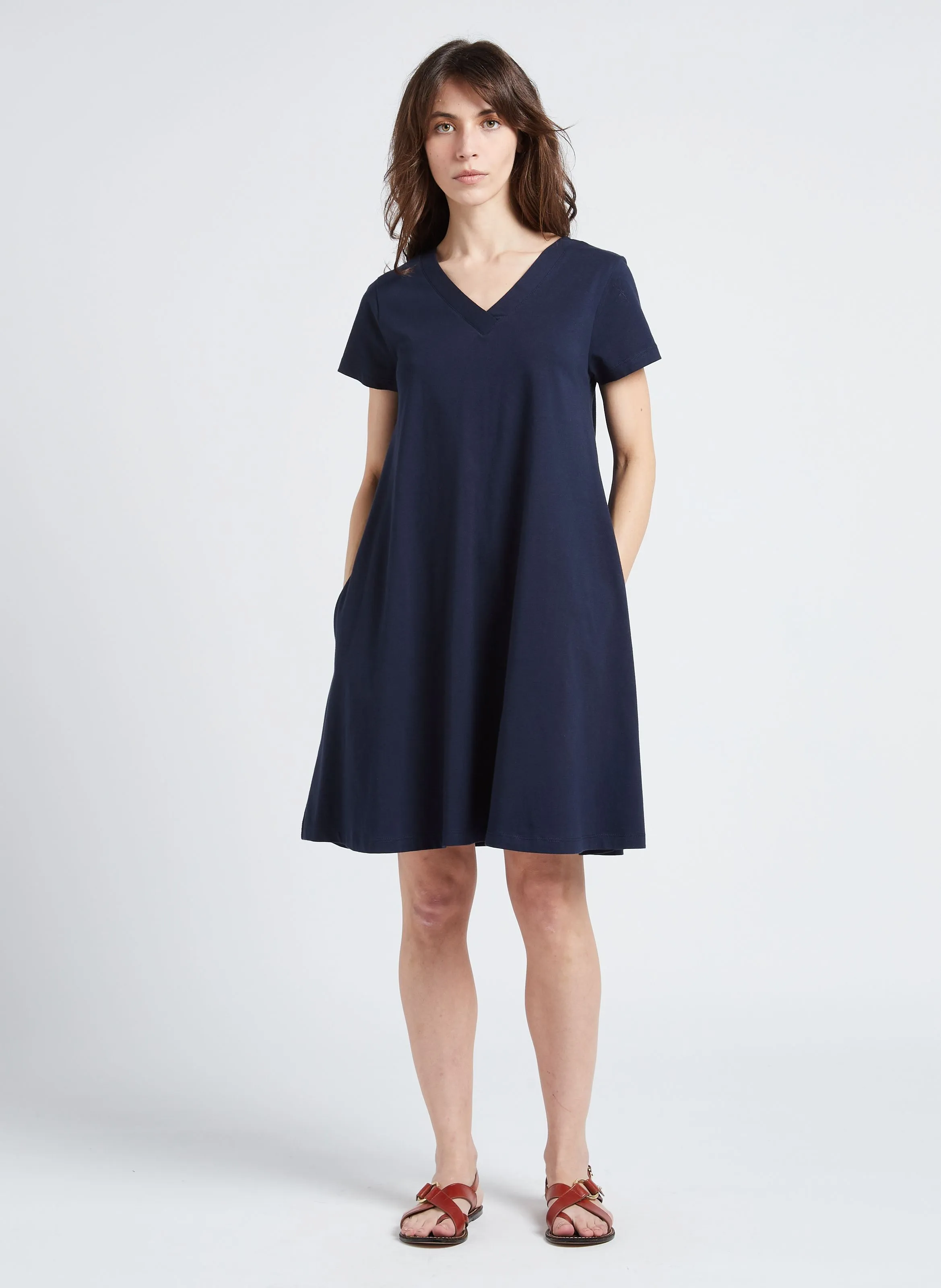Vestido corto de algodón con cuello de pico en azul