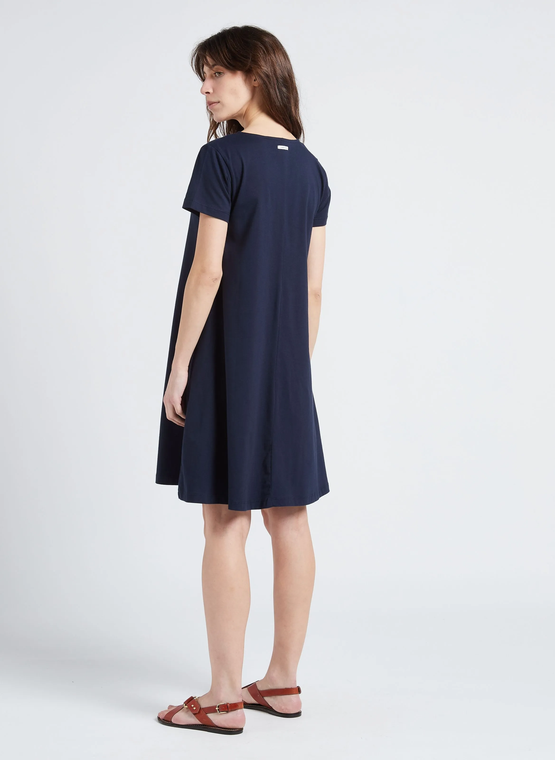 Vestido corto de algodón con cuello de pico en azul