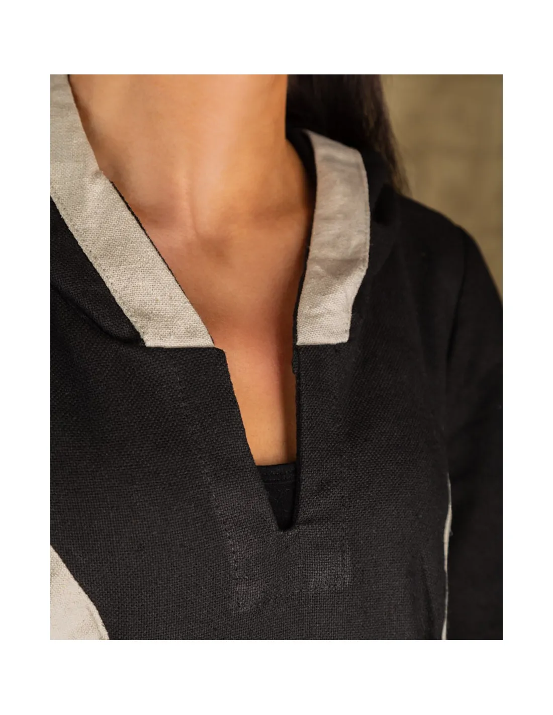 VESTIDO MEDIEVAL NEGROCREMA CON CAPUCHA MODELO IRIS