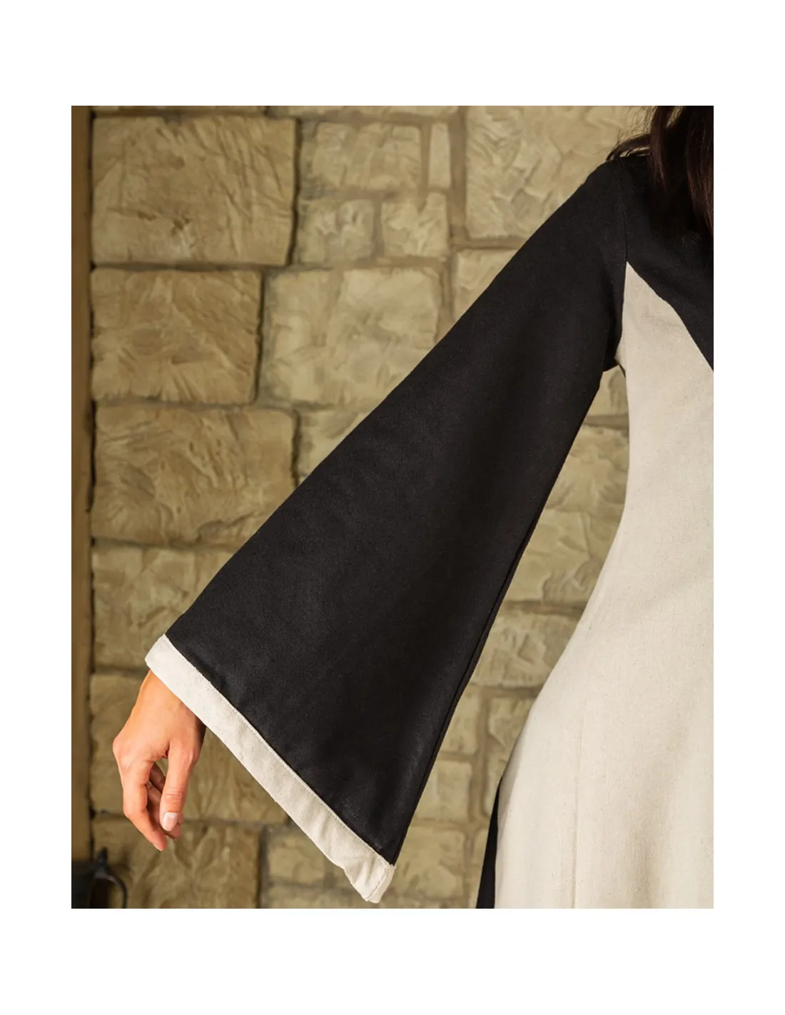 VESTIDO MEDIEVAL NEGROCREMA CON CAPUCHA MODELO IRIS