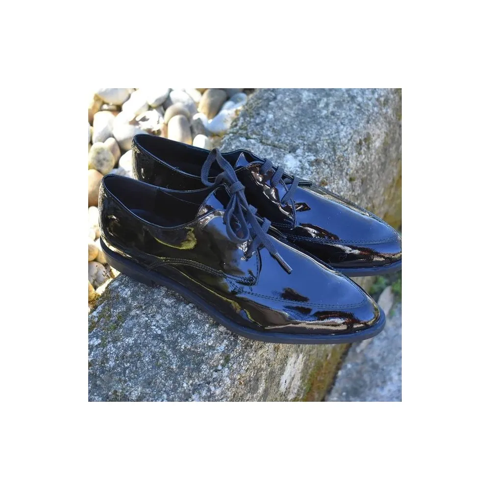 Zapato de cordones charol negro CALMODA 7554